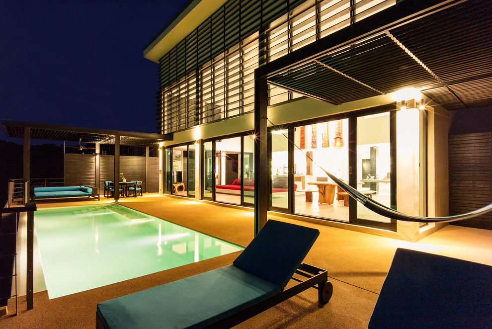 Источник вдохновения для домашнего уюта: прямоугольный бассейн-инфинити среднего размера на заднем дворе в стиле модернизм с водной горкой и покрытием из плитки