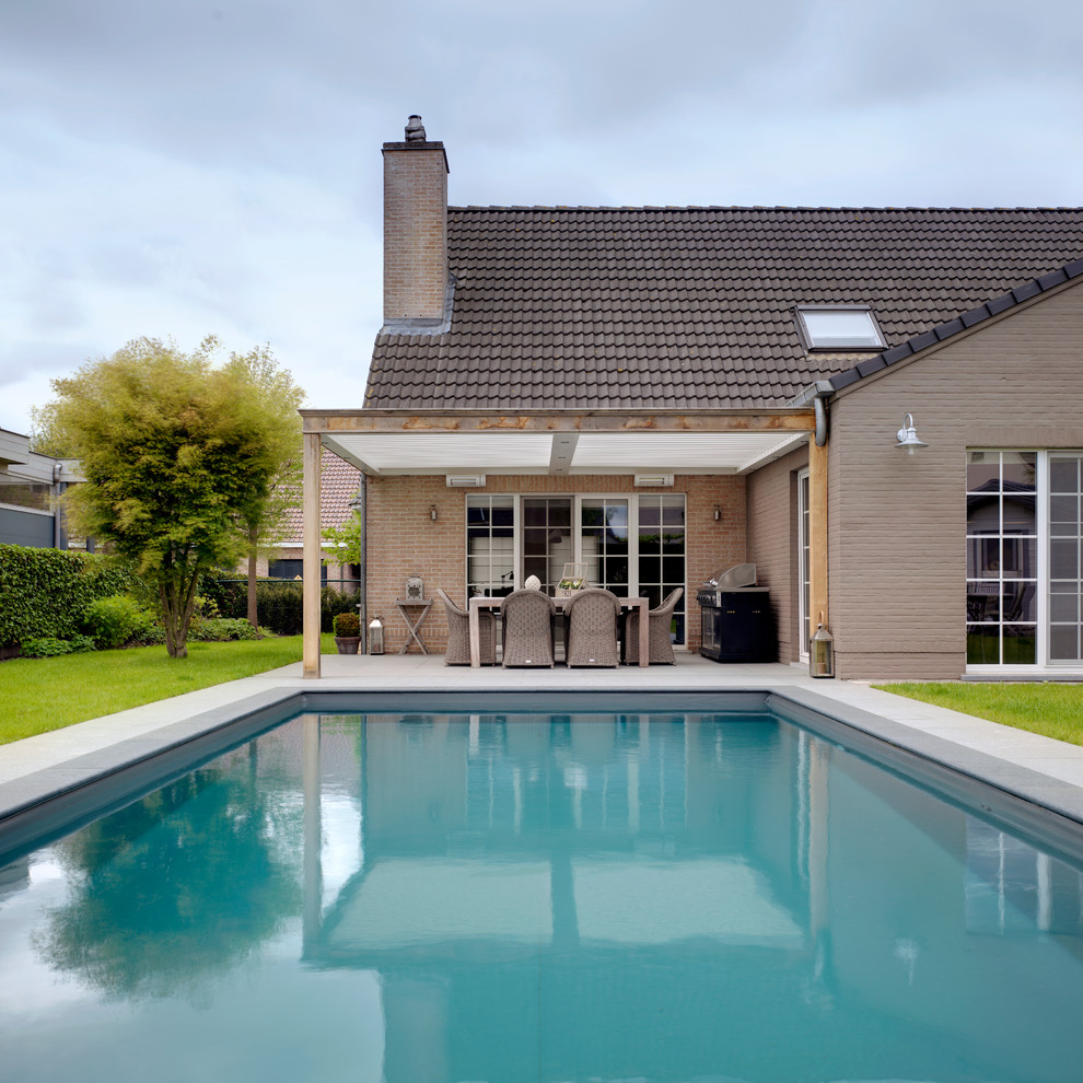 Стильный дизайн: бассейн на заднем дворе в классическом стиле - последний тренд