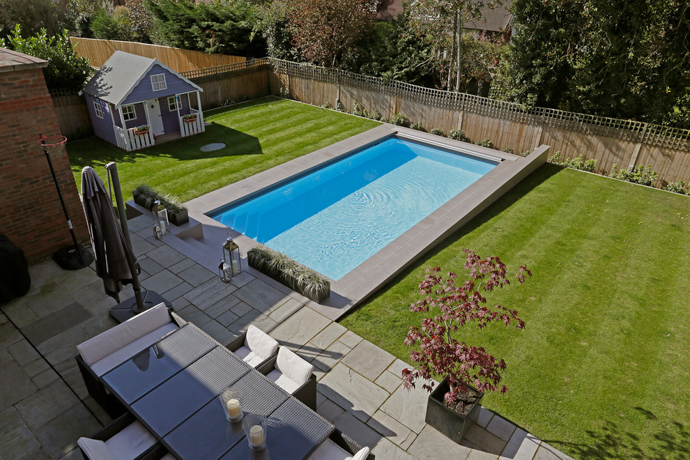 Идея дизайна: прямоугольный бассейн среднего размера на заднем дворе в стиле модернизм с покрытием из плитки