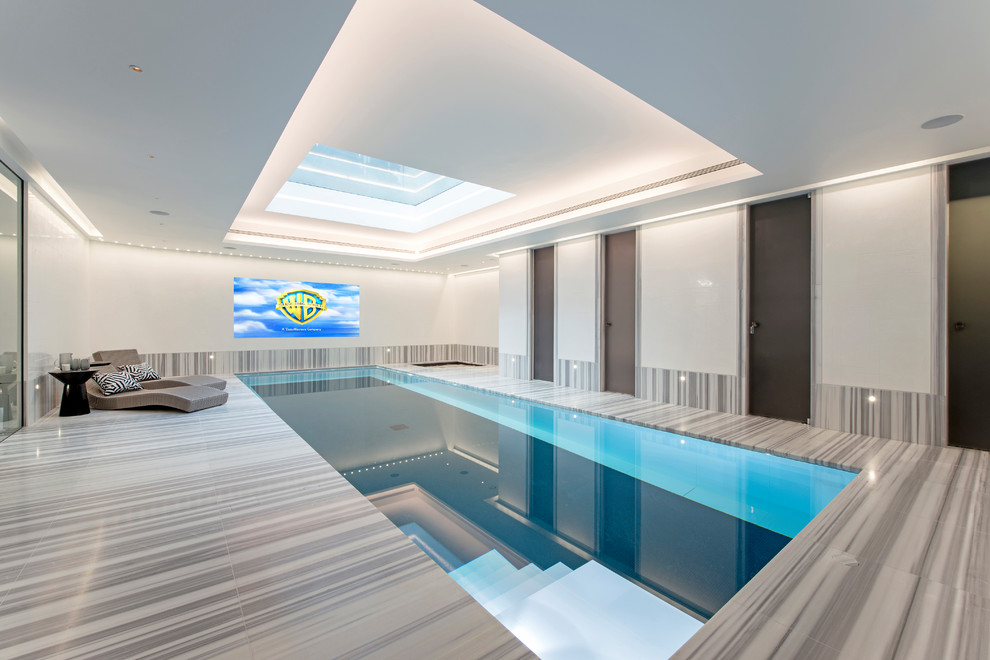 Ispirazione per una piscina coperta monocorsia design rettangolare di medie dimensioni con piastrelle