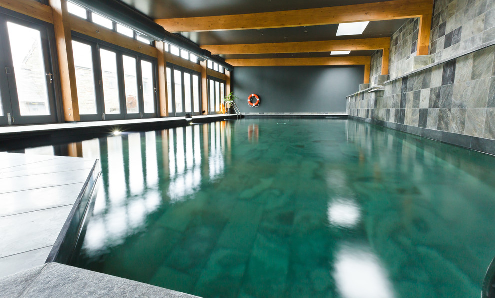 Imagen de casa de la piscina y piscina actual interior