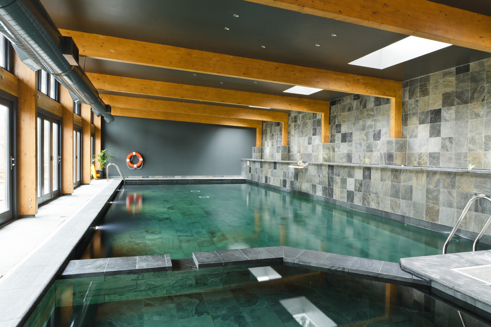 Пример оригинального дизайна: бассейн в доме в современном стиле с домиком у бассейна