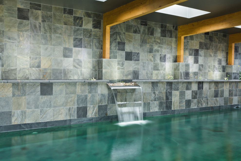 Свежая идея для дизайна: бассейн в доме в современном стиле с домиком у бассейна - отличное фото интерьера