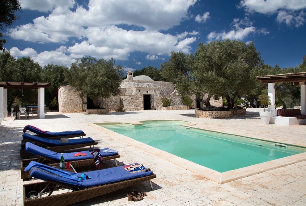 Idee per una piscina mediterranea personalizzata con una dépendance a bordo piscina