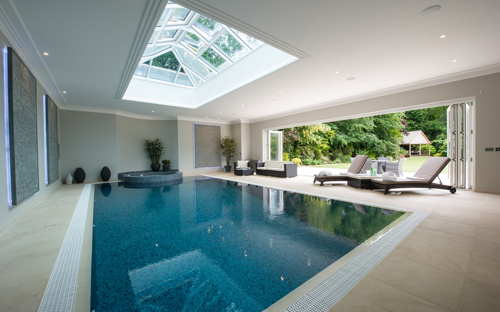 На фото: большой прямоугольный бассейн в доме в современном стиле с