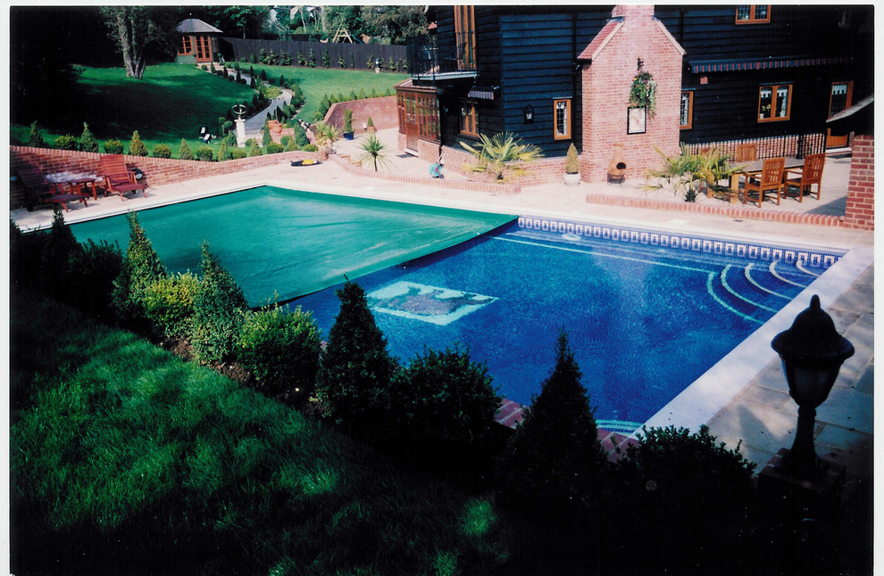 Idee per una piscina monocorsia country rettangolare di medie dimensioni e dietro casa con una dépendance a bordo piscina e pavimentazioni in pietra naturale