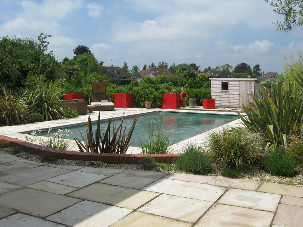Exemple d'une piscine arrière montagne de taille moyenne et rectangle avec des pavés en pierre naturelle.