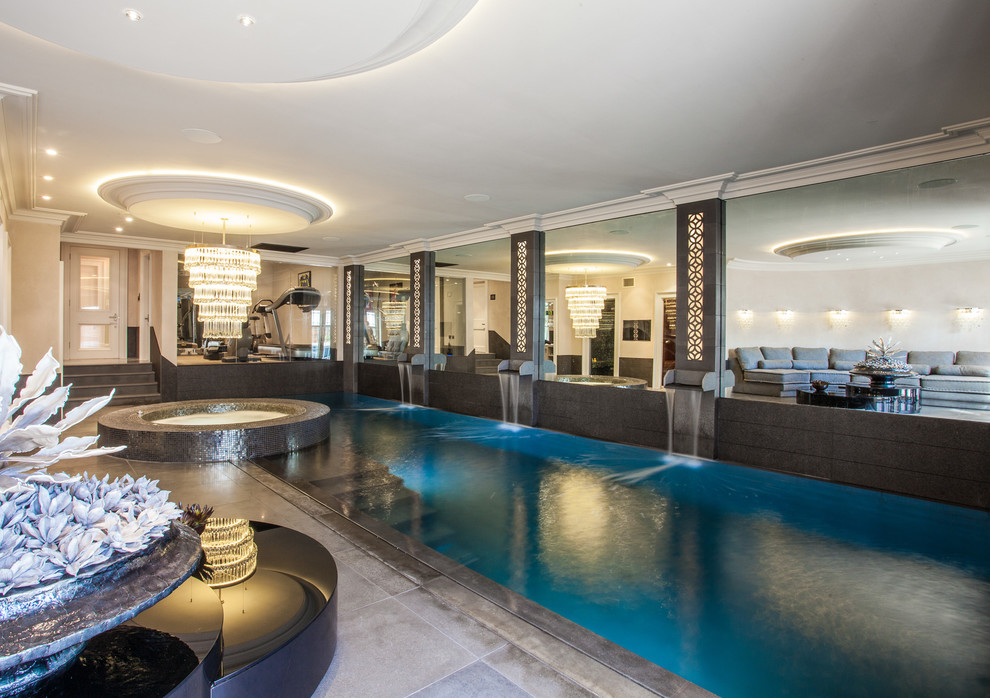 Idée de décoration pour une grande piscine intérieure design rectangle avec un bain bouillonnant.