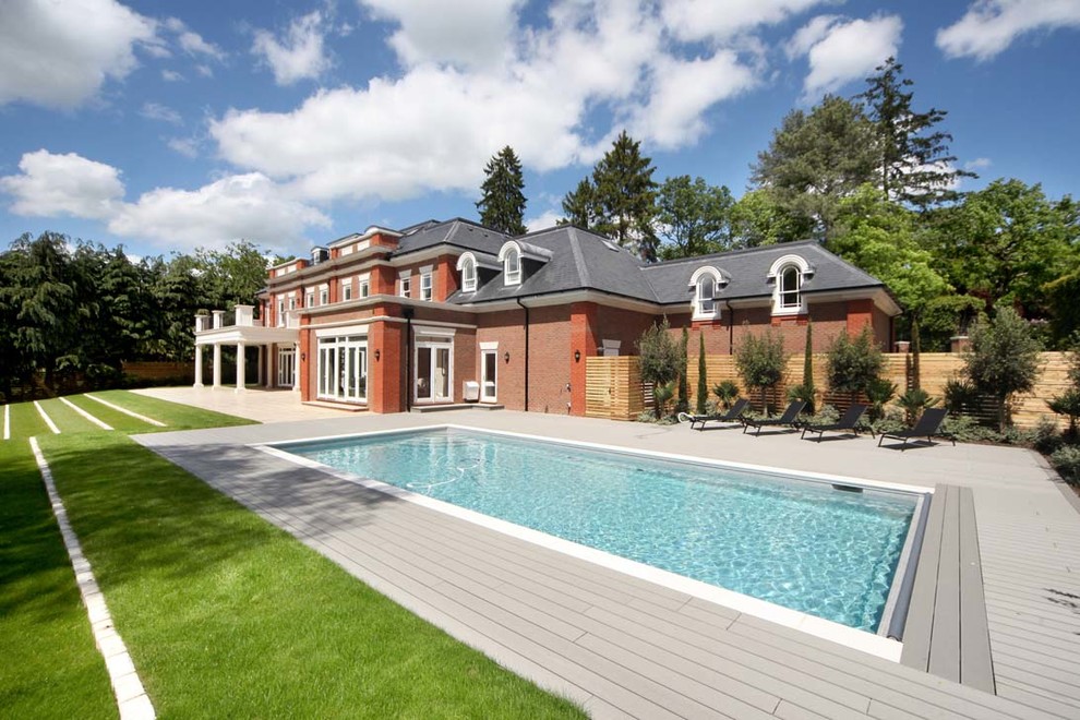 Idées déco pour une piscine classique de taille moyenne avec une terrasse en bois.