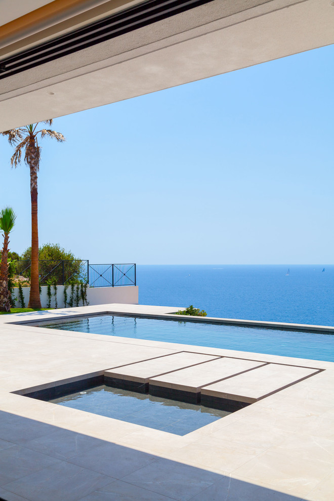 Moderner Pool hinter dem Haus in rechteckiger Form mit Stempelbeton in Palma de Mallorca