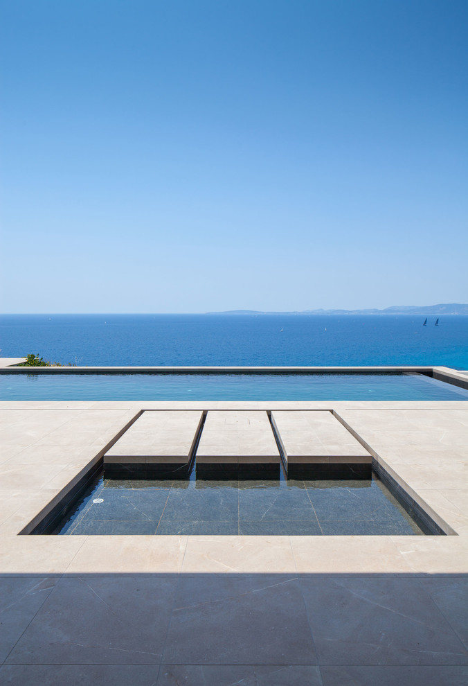 This is an example of a contemporary swimming pool in Palma de Mallorca.