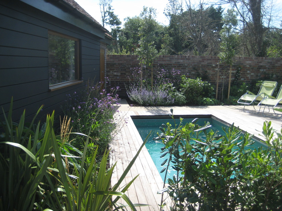 Ispirazione per una piccola piscina monocorsia costiera rettangolare nel cortile laterale con pedane e una dépendance a bordo piscina