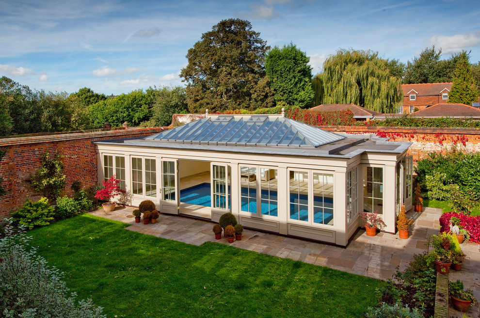 Idée de décoration pour une grande piscine design rectangle.