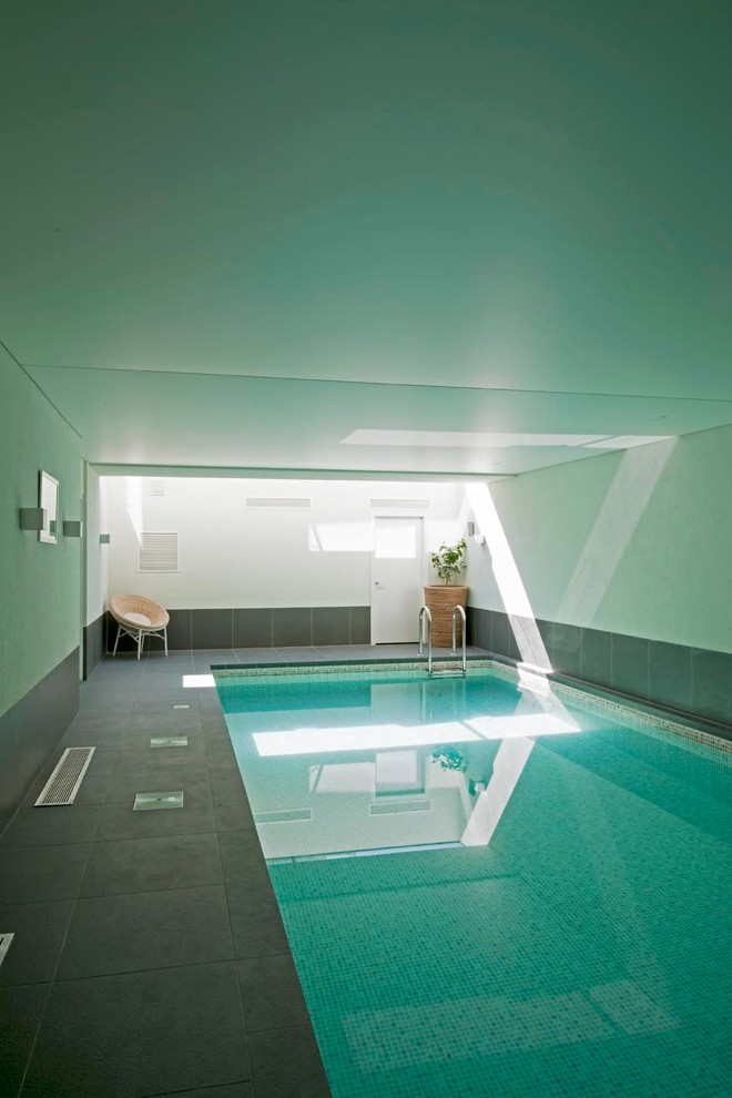 Idee per una piscina coperta design rettangolare di medie dimensioni con piastrelle