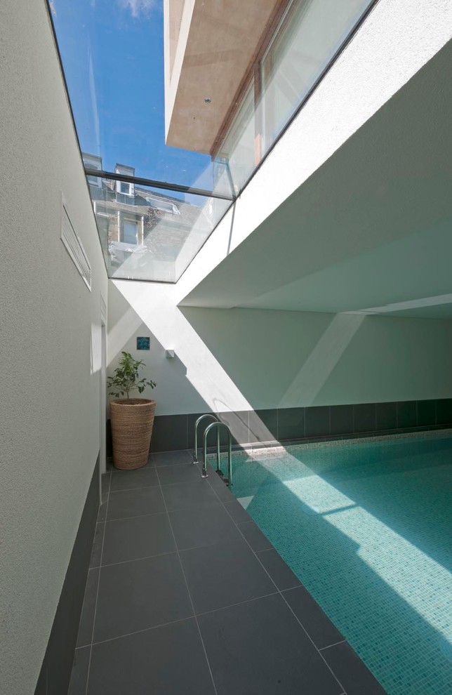 Inspiration för små moderna rektangulär, inomhus pooler, med kakelplattor