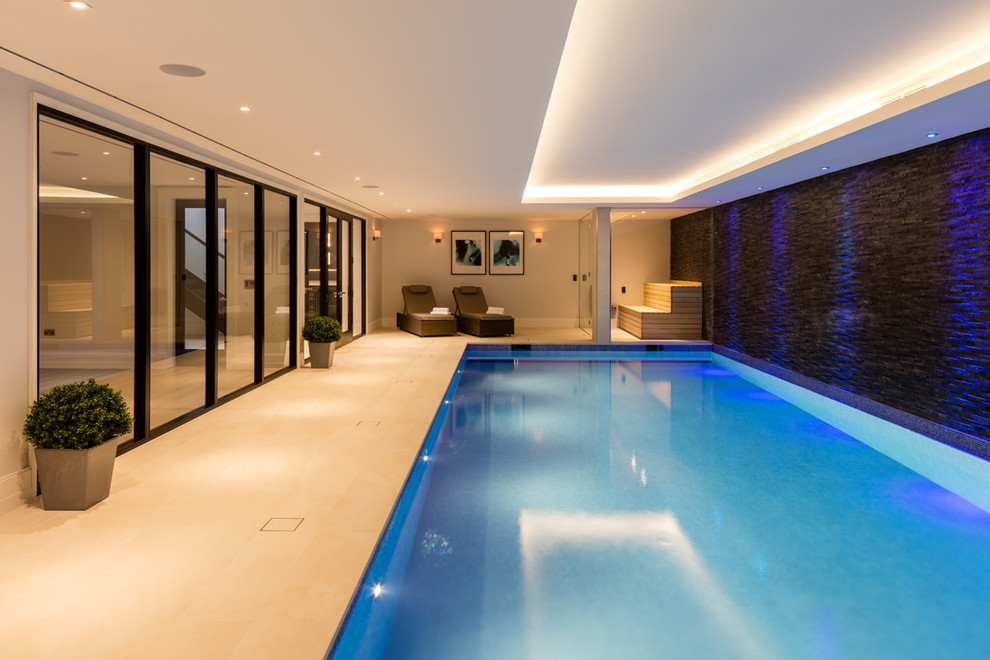 На фото: большой прямоугольный бассейн в доме в современном стиле с покрытием из плитки с