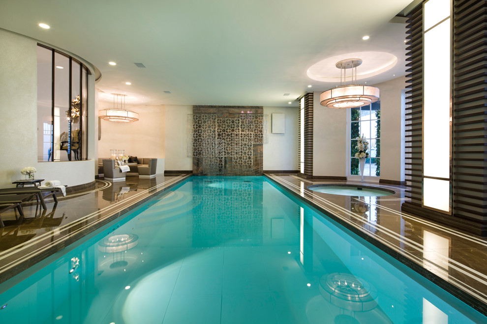 Свежая идея для дизайна: большой прямоугольный бассейн в доме в стиле неоклассика (современная классика) - отличное фото интерьера