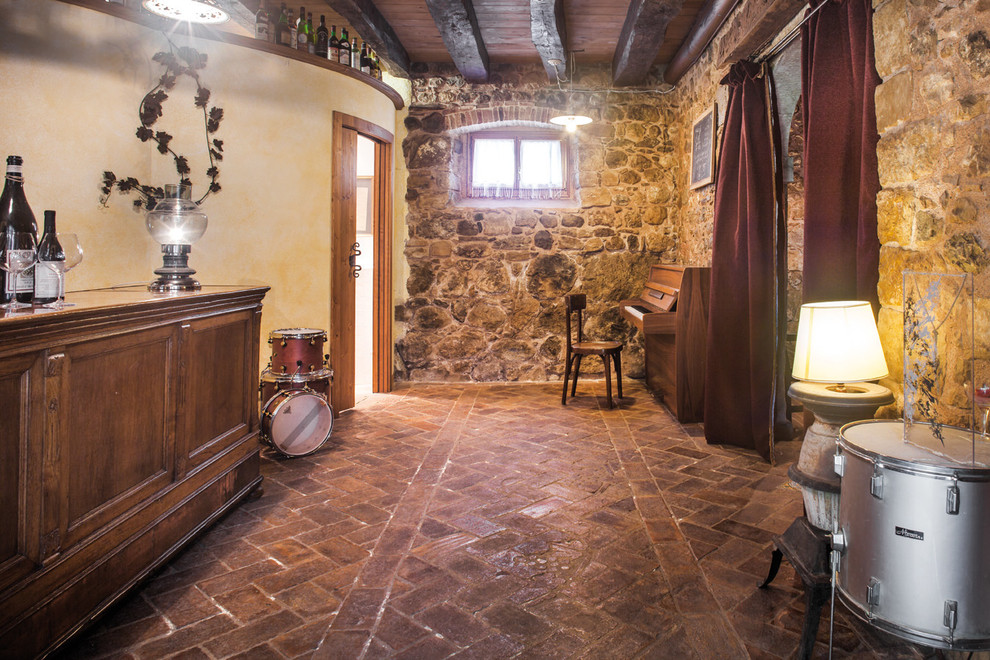 Esempio di un soggiorno mediterraneo di medie dimensioni con pareti multicolore, pavimento in mattoni e pavimento marrone