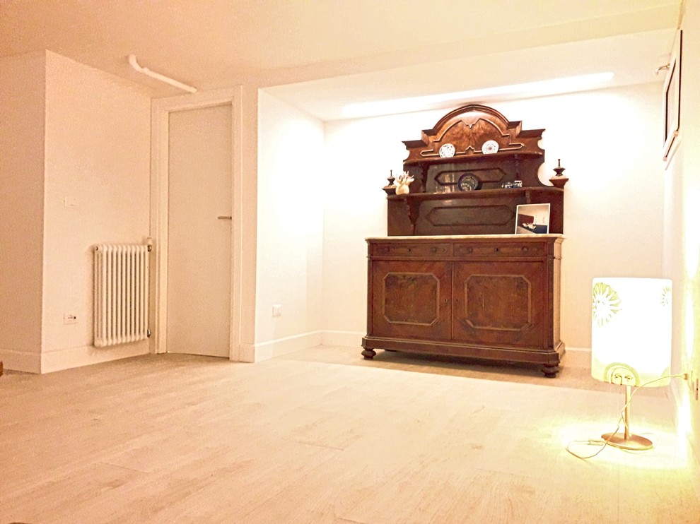 Ejemplo de sótano con puerta contemporáneo con paredes blancas, suelo de baldosas de porcelana y suelo beige