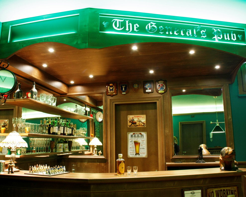 Esempio di una grande taverna classica con sbocco, angolo bar, pareti verdi, pavimento in terracotta e boiserie
