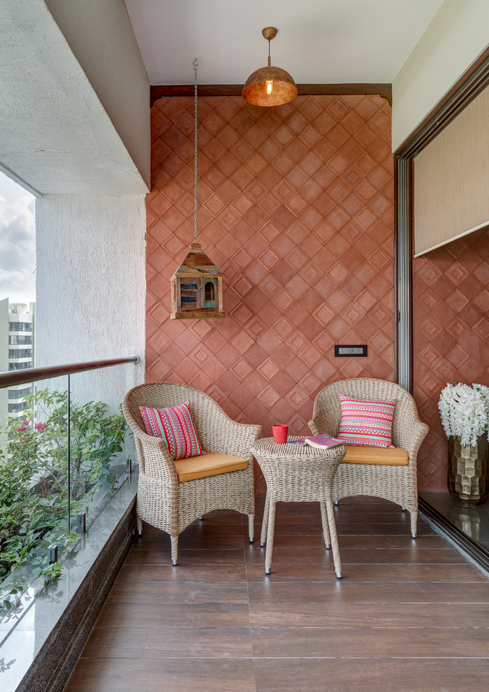 Diseño de balcones de estilo zen en anexo de casas con barandilla de vidrio y apartamentos