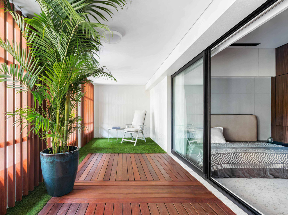 Photo of a contemporary balcony in Mumbai.