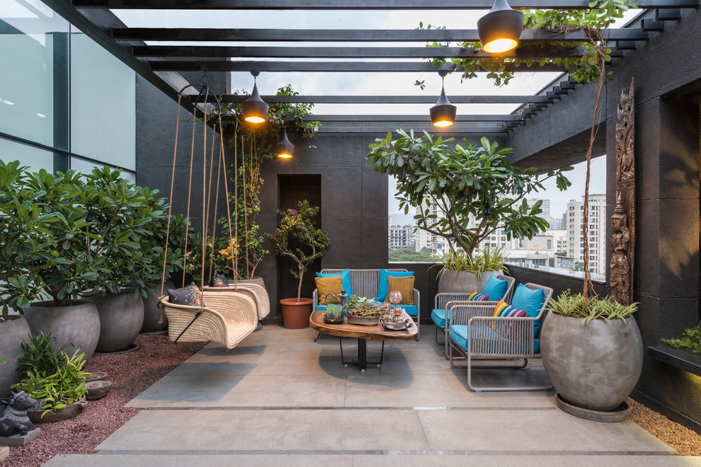 Réalisation d'un balcon urbain avec une pergola et un garde-corps en métal.