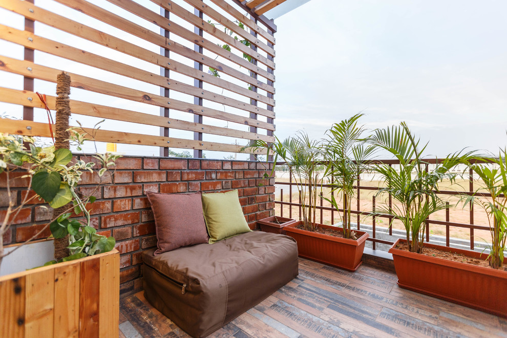 На фото: балкон и лоджия в восточном стиле с металлическими перилами и забором без защиты от солнца с