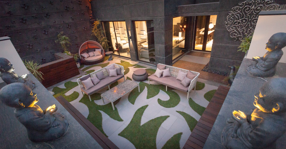 This is an example of a contemporary deck in Delhi.