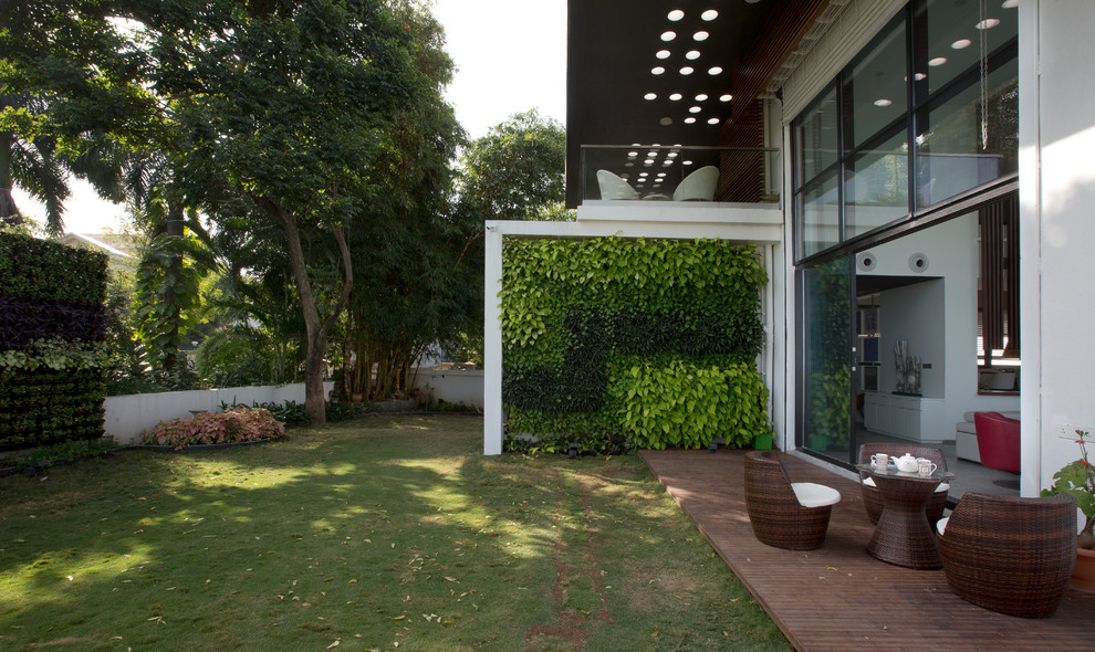 Inspiration för en funkis terrass på baksidan av huset, med en vertikal trädgård