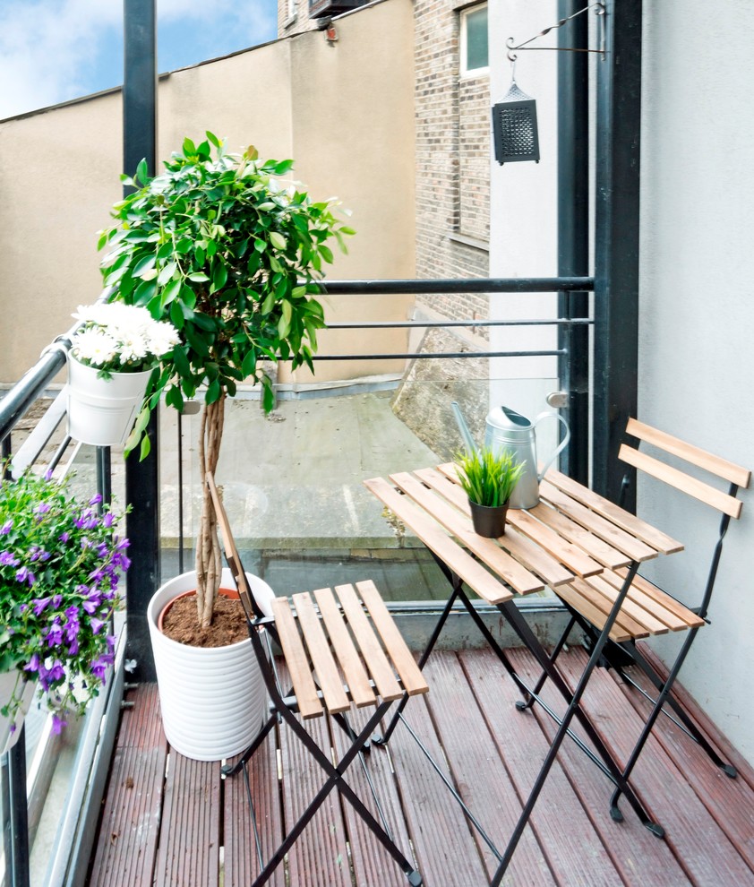 Imagen de terraza clásica renovada pequeña con jardín de macetas