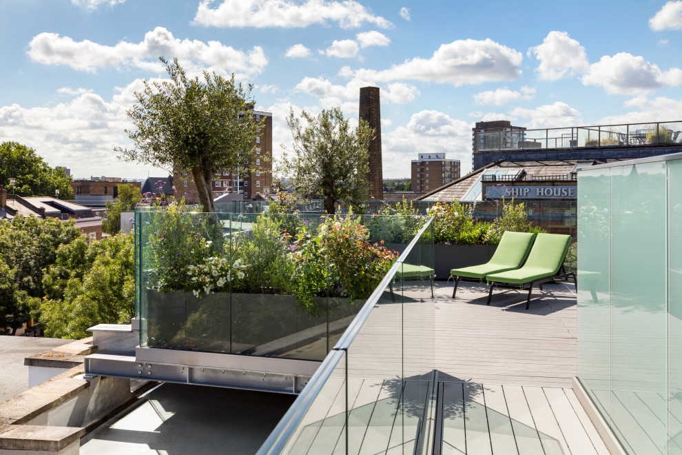 Ispirazione per una terrazza contemporanea di medie dimensioni e sul tetto con fontane e nessuna copertura