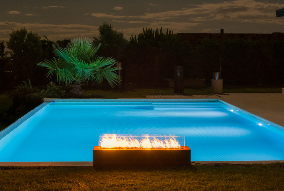 Modelo de piscina mediterránea de tamaño medio en patio trasero