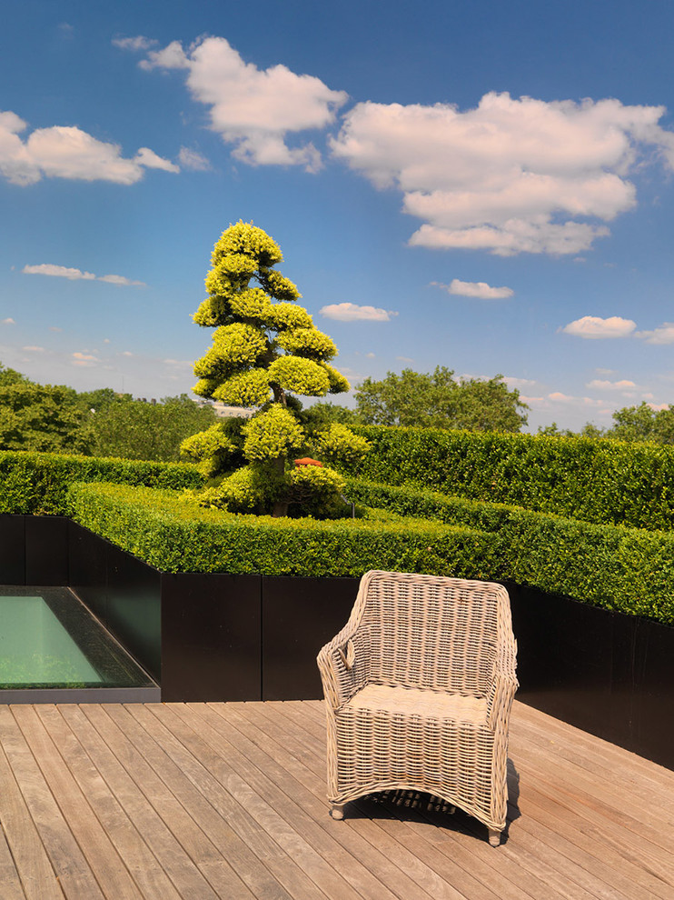 Photo of a contemporary roof rooftop terrace in London.