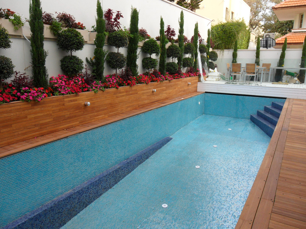 Свежая идея для дизайна: бассейн среднего размера на заднем дворе в стиле модернизм - отличное фото интерьера
