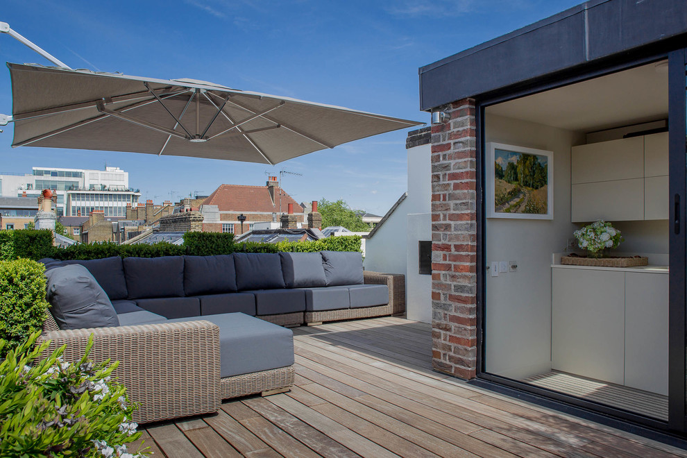 Mid-sized transitional rooftop rooftop deck container garden photo in London