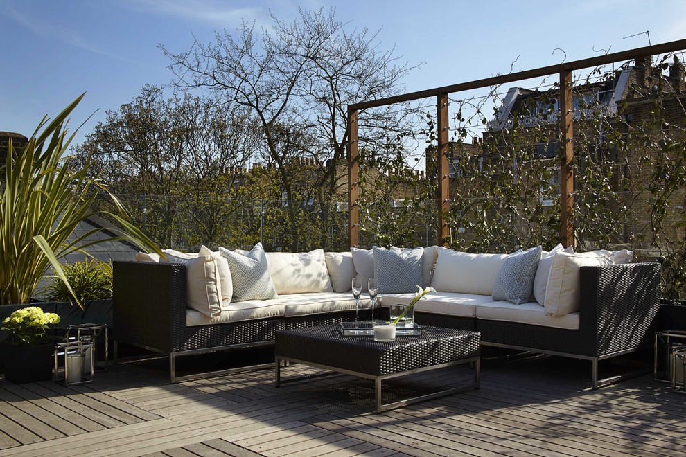Design ideas for an expansive modern roof terrace in London with a living wall and no cover.