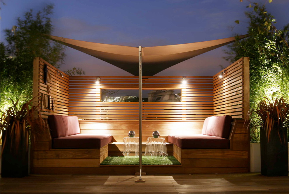 Photo of a contemporary terrace in London with feature lighting.