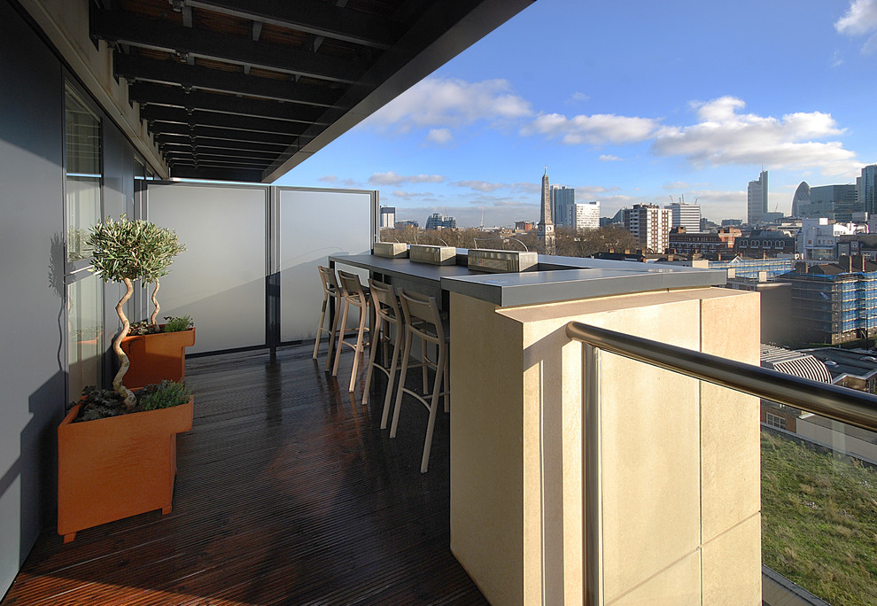 Kleiner, Überdachter Moderner Balkon in London