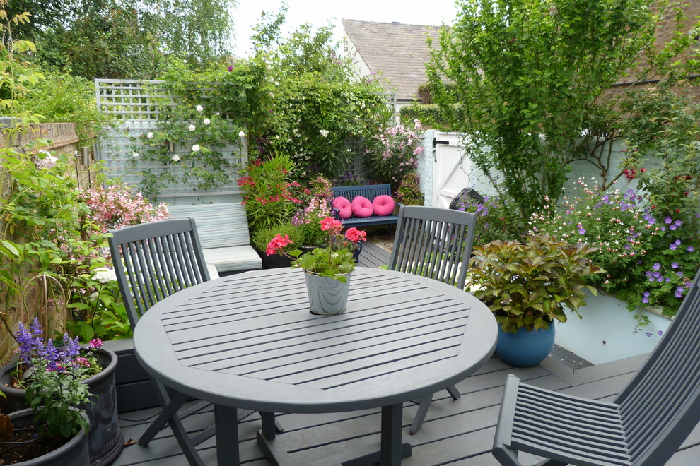 Источник вдохновения для домашнего уюта: маленькая терраса в стиле неоклассика (современная классика) с растениями в контейнерах для на участке и в саду