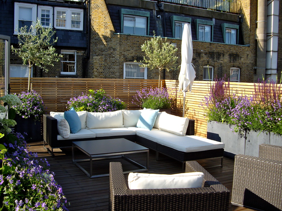 Example of a trendy rooftop rooftop deck design in London