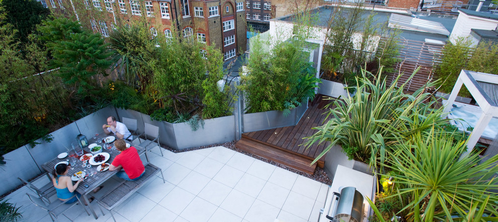 ロンドンにあるトロピカルスタイルのおしゃれなウッドデッキの写真