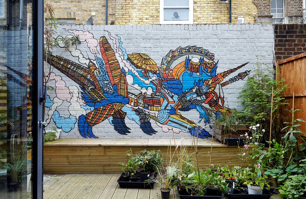 Unbedeckte Moderne Terrasse hinter dem Haus mit Kübelpflanzen in London