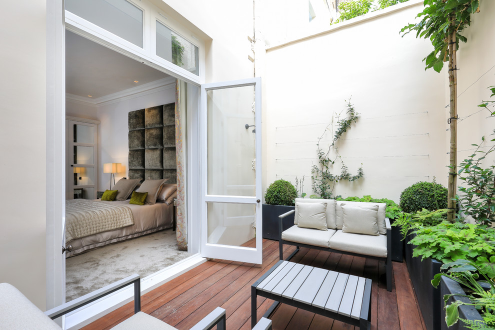 Contemporary side terrace in London with no cover.
