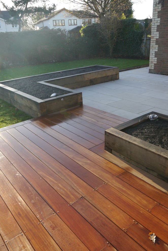 Inspiration for a contemporary deck remodel in Hertfordshire