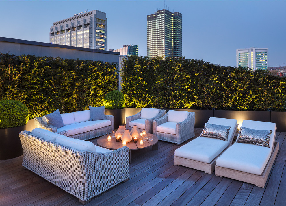 Deck - mid-sized contemporary rooftop deck idea in London