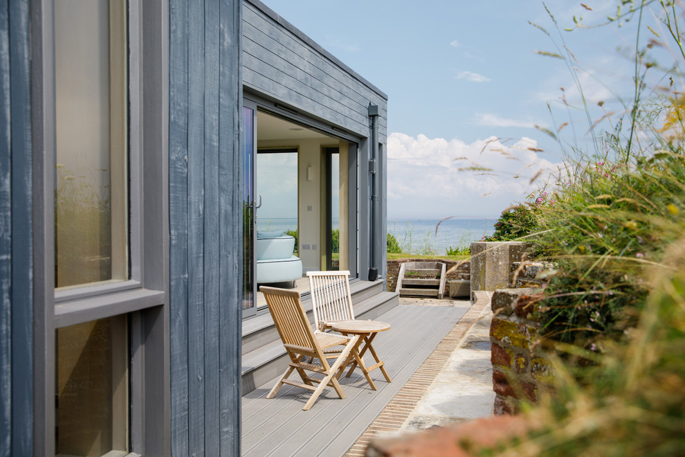 Идея дизайна: маленькая терраса на боковом дворе в морском стиле без защиты от солнца для на участке и в саду
