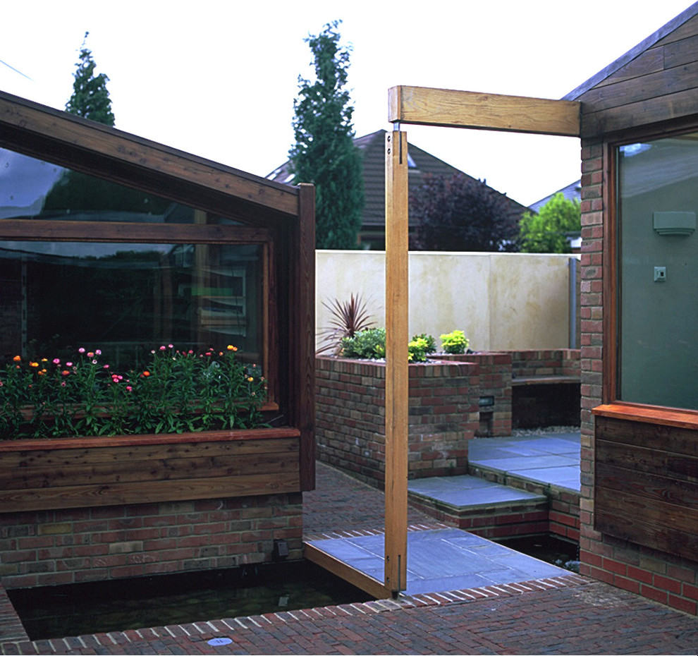 Idee per una terrazza minimal di medie dimensioni e nel cortile laterale con un giardino in vaso