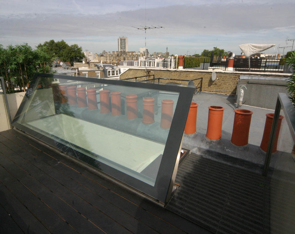 Cette image montre une terrasse design de taille moyenne.
