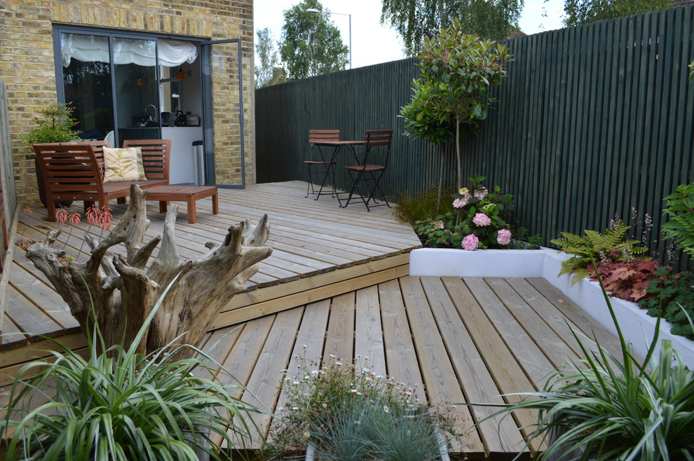Inspiration for a small contemporary back terrace in Surrey with no cover and fencing.